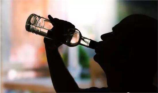 一次喝多少白酒会死，一般多少度会致命？