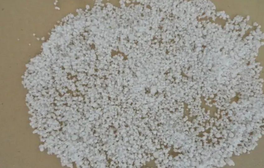 硝酸铵与水反应的化学方程式是什么?