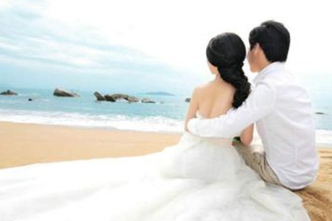 洁白的婚纱手捧着鲜花是什么歌？