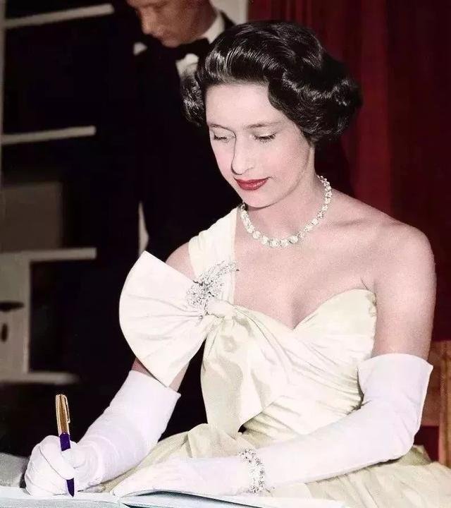 英国首相和女王谁权利大?